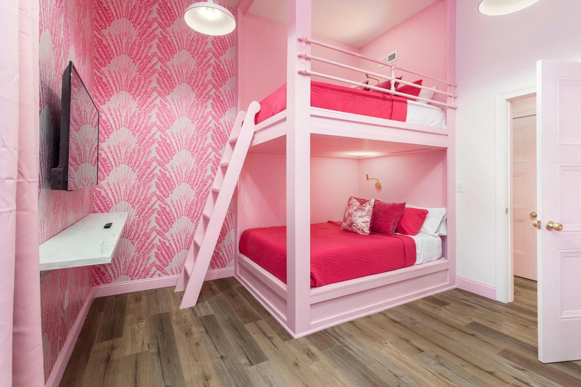 Apartment The Kentucky Rose By Hollyhock *